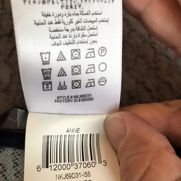 Beautiful soft sweater dress by BCBG Maxazria - Picture 10 of 10